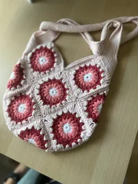 The Marguerite tote, close-up of the granny-square pattern